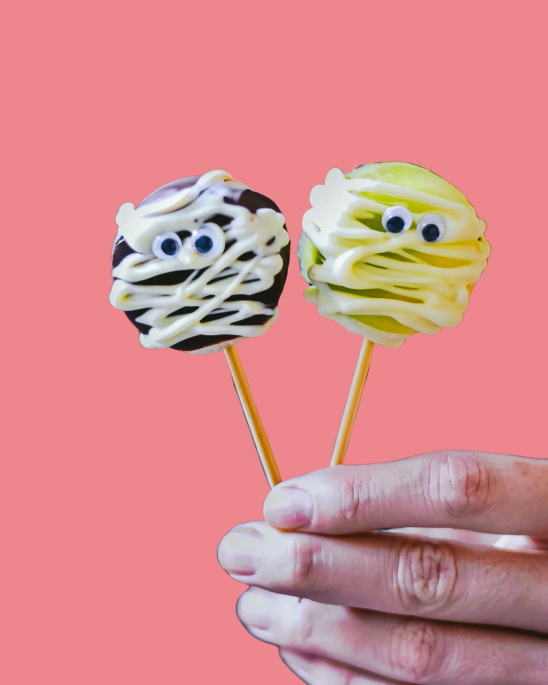 Momias de Okashi cubiertas de chocolate blanco y negro