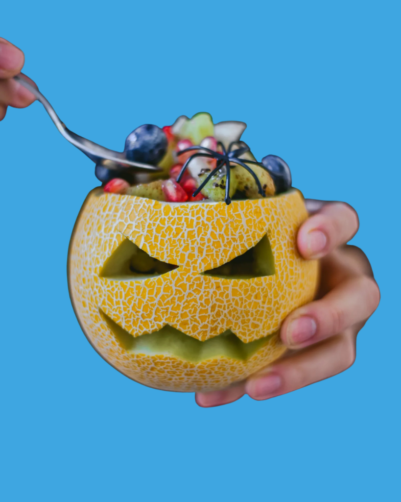 Melón de Halloween relleno de ensalada de fruta