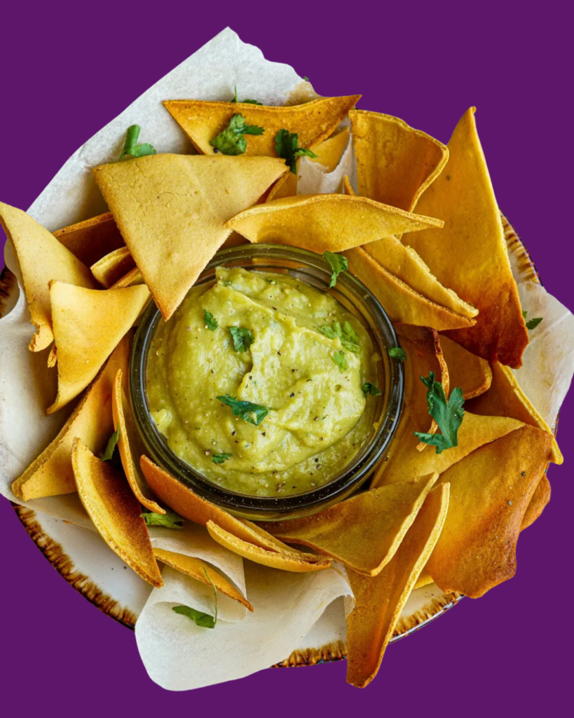Nachos de garbanzos con salsa de coliflor Jimbee y aguacate