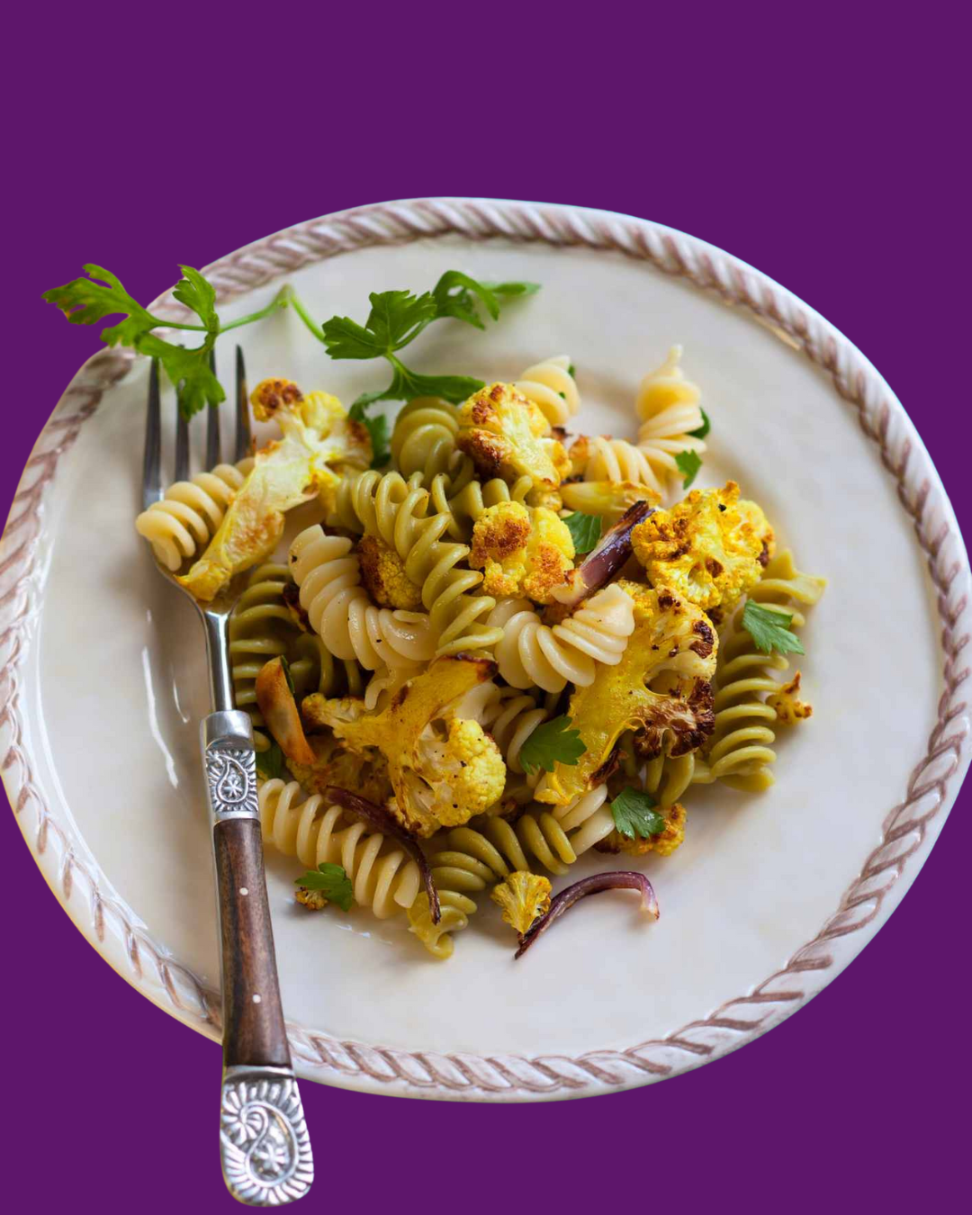 Pasta con coliflor salteada con cebolla