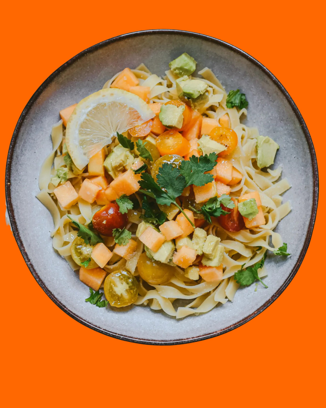 Pasta con Jimbee XL, tomates, cilantro y aguacate
