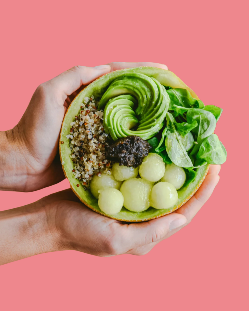 Bowl de quinoa con aguacate y tapenade con melón