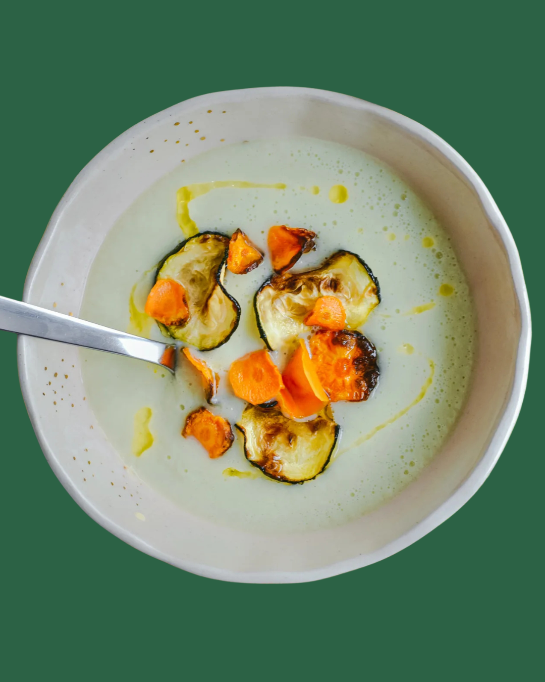 Crema fría de melón y yogur con crujiente de zanahoria y calabacín