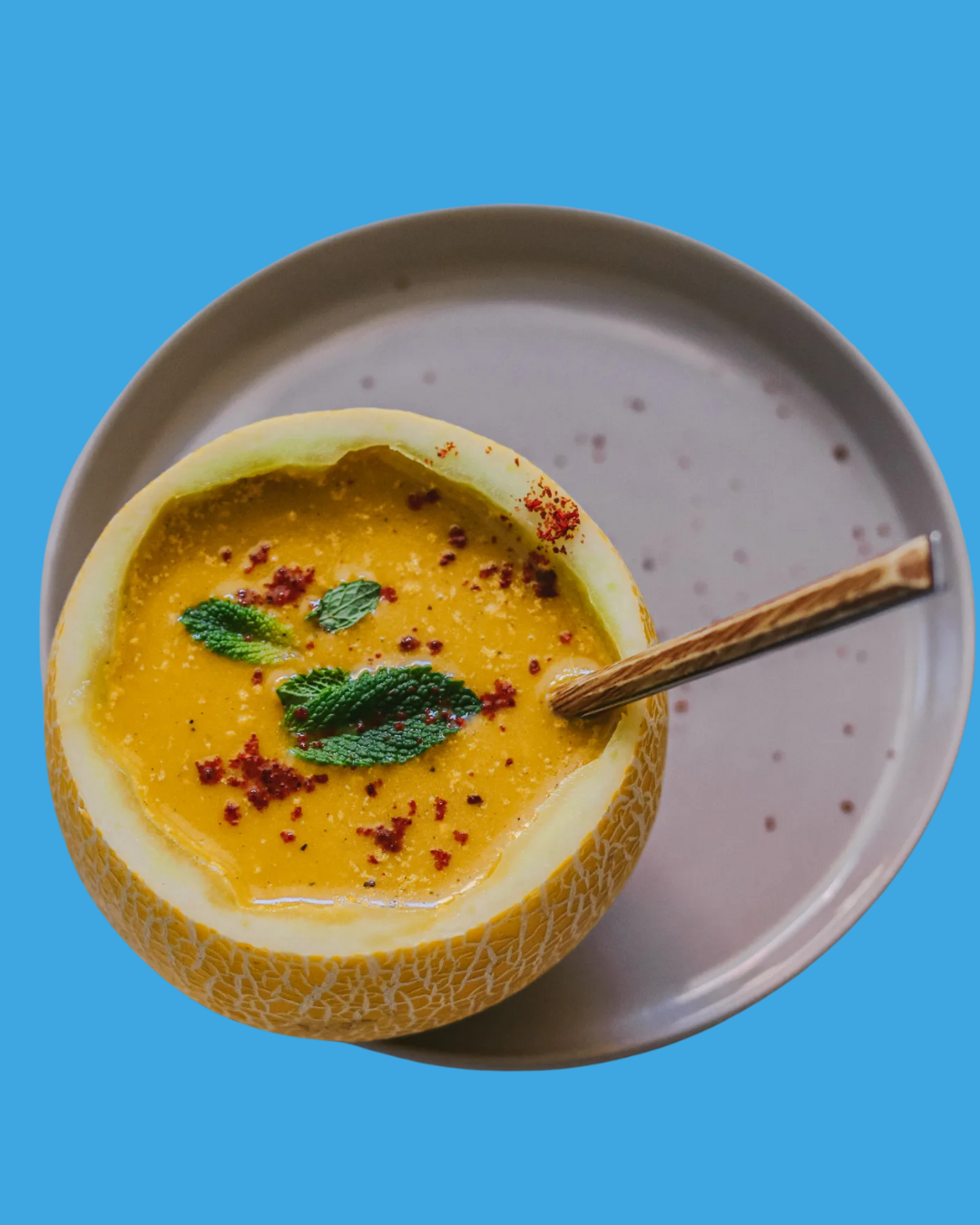 Lililup relleno de sopa de melón y cúrcuma