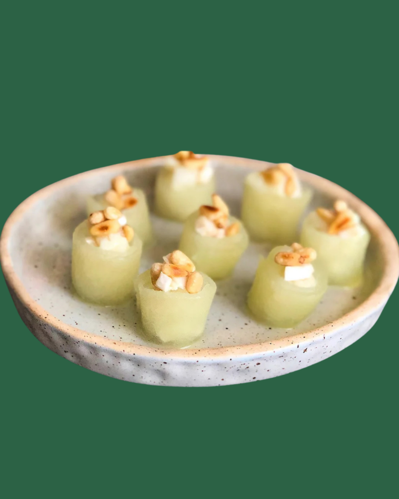 Canapé Piel De Sapo Con Queso Y Piñones