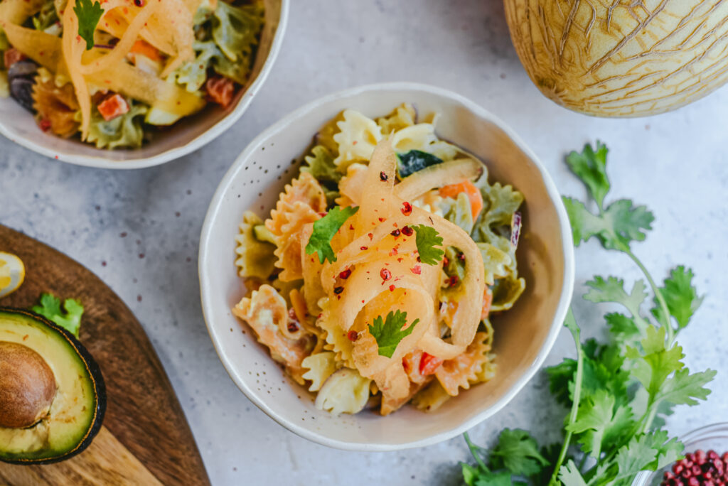 Ensalada de pasta con salsa de aguacate y noodles de melón Waikiki