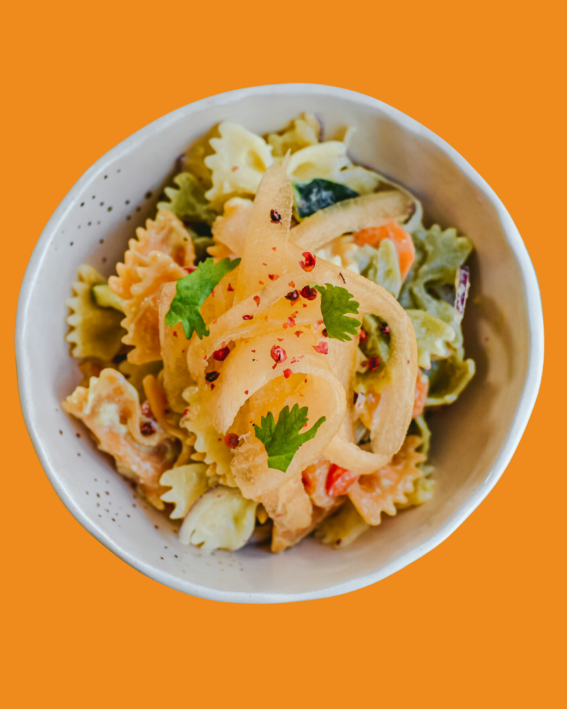 Ensalada de pasta con salsa de aguacate y noodles de melón Waikiki