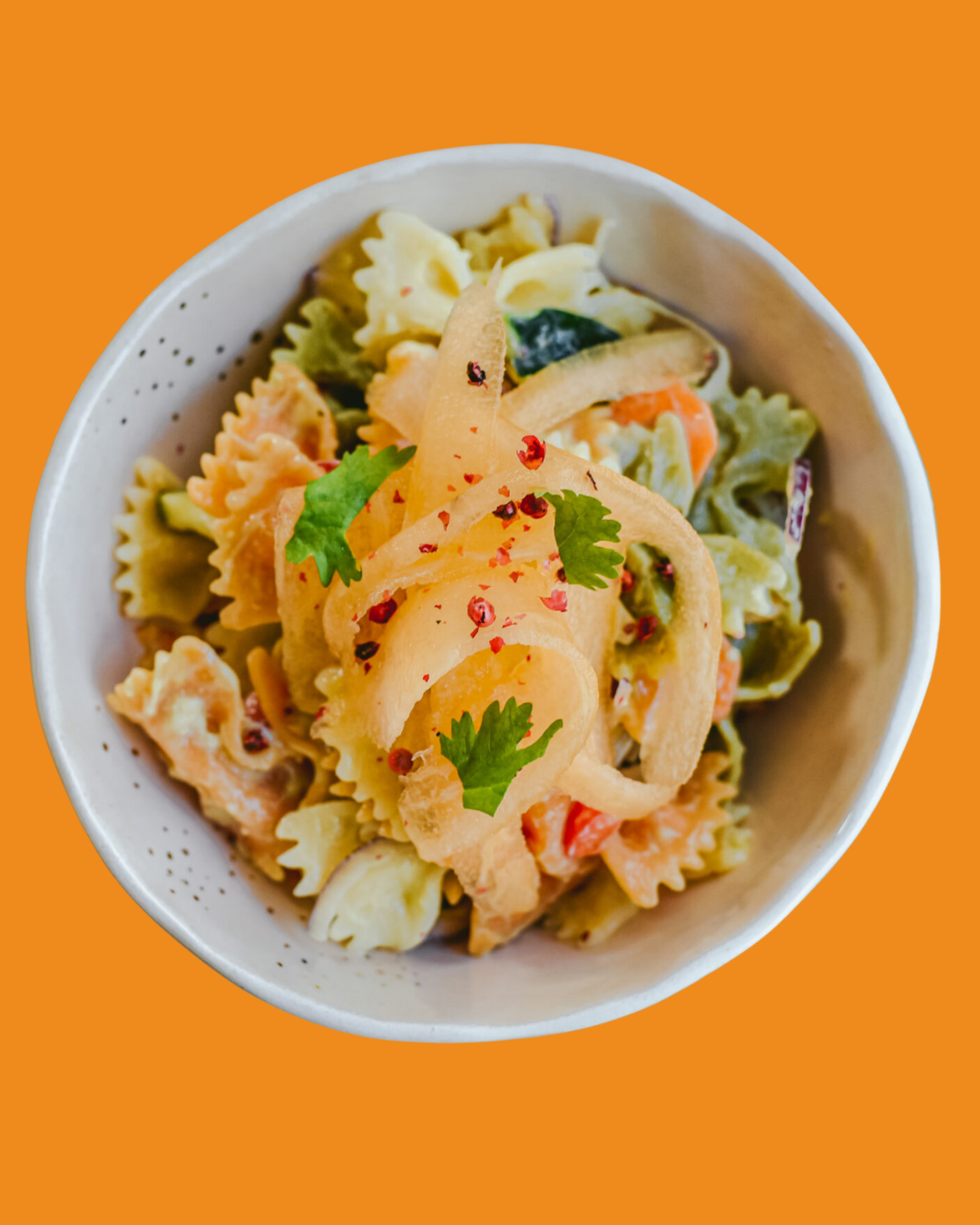 Ensalada de pasta con salsa de aguacate y noodles de melón Waikiki