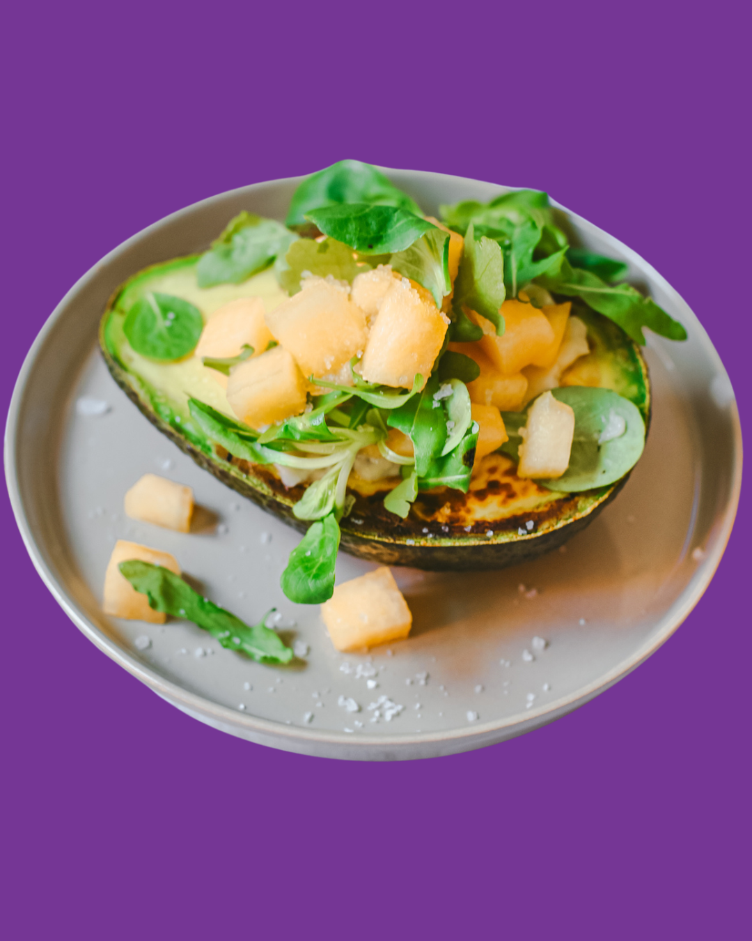 Aguacate a la plancha con veganesa, Jimbee Tropical y hojas verdes