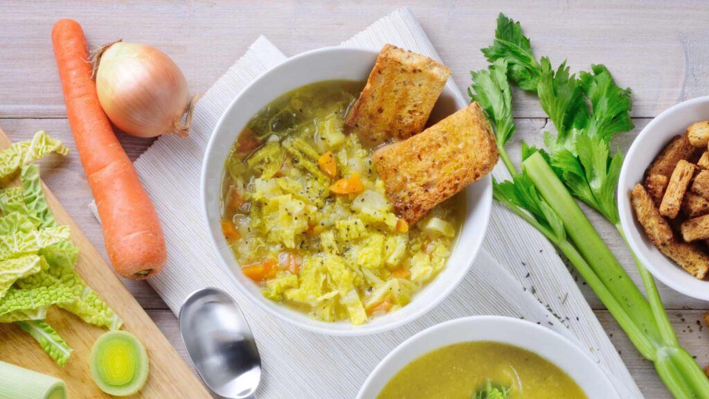 Sopa de Col Picuda, tomate y zanahoria