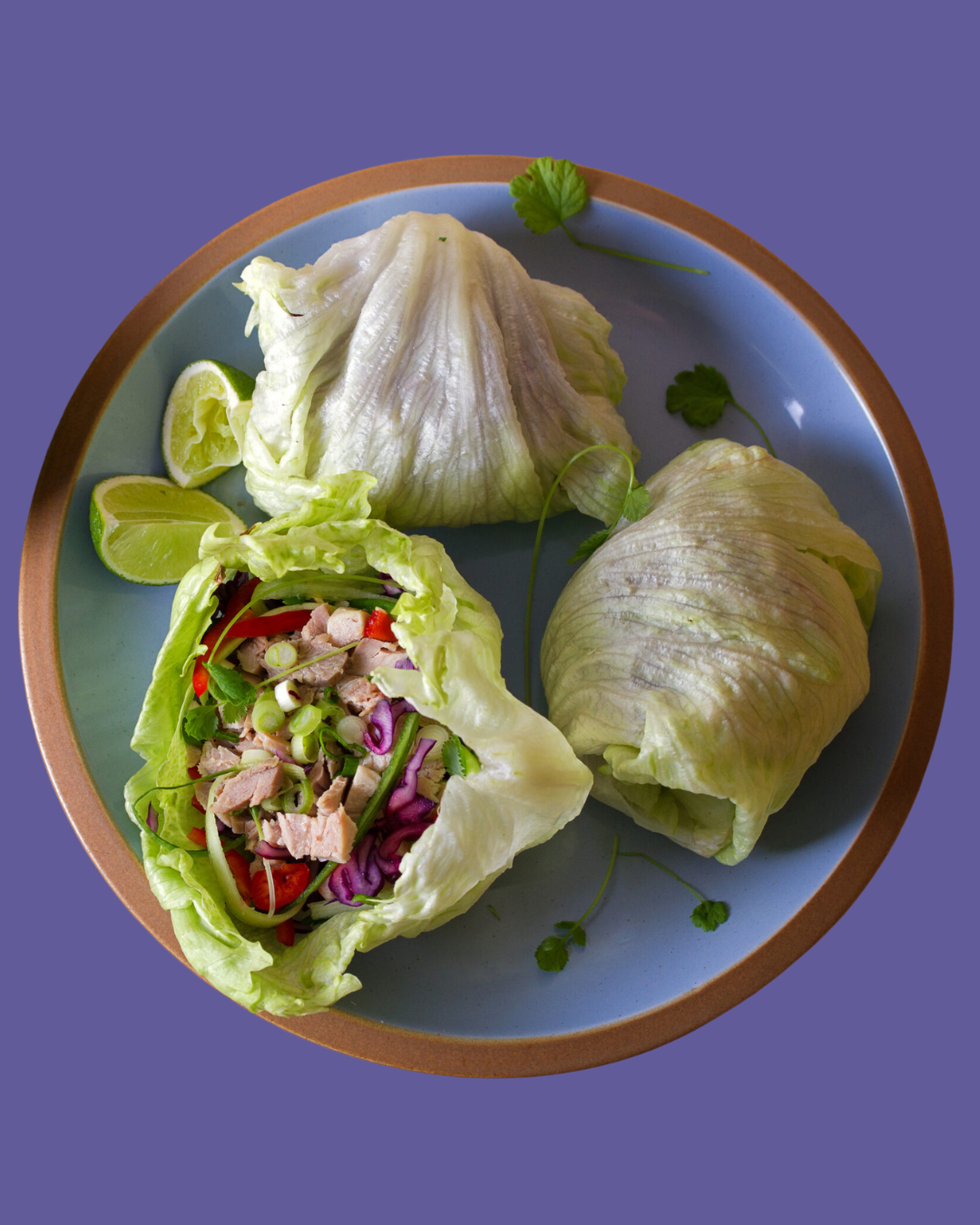 Lechuga iceberg rellena de atún y cebolla