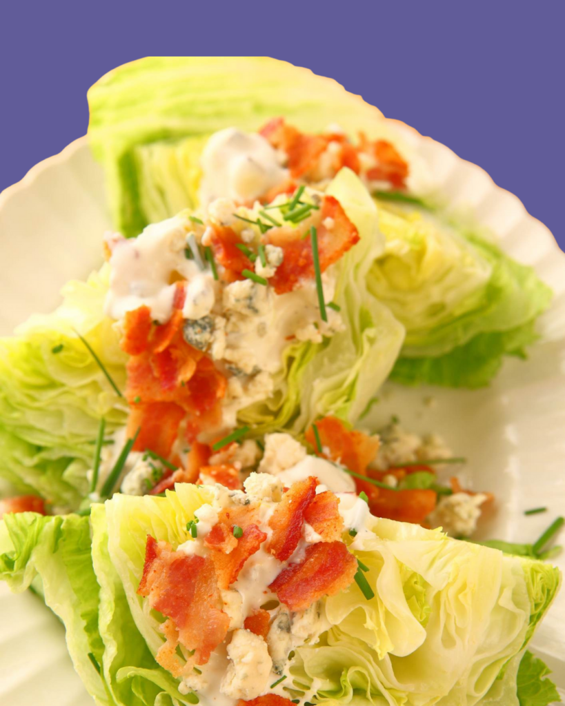 Cuñas de iceberg con bacon y salsa roquefort