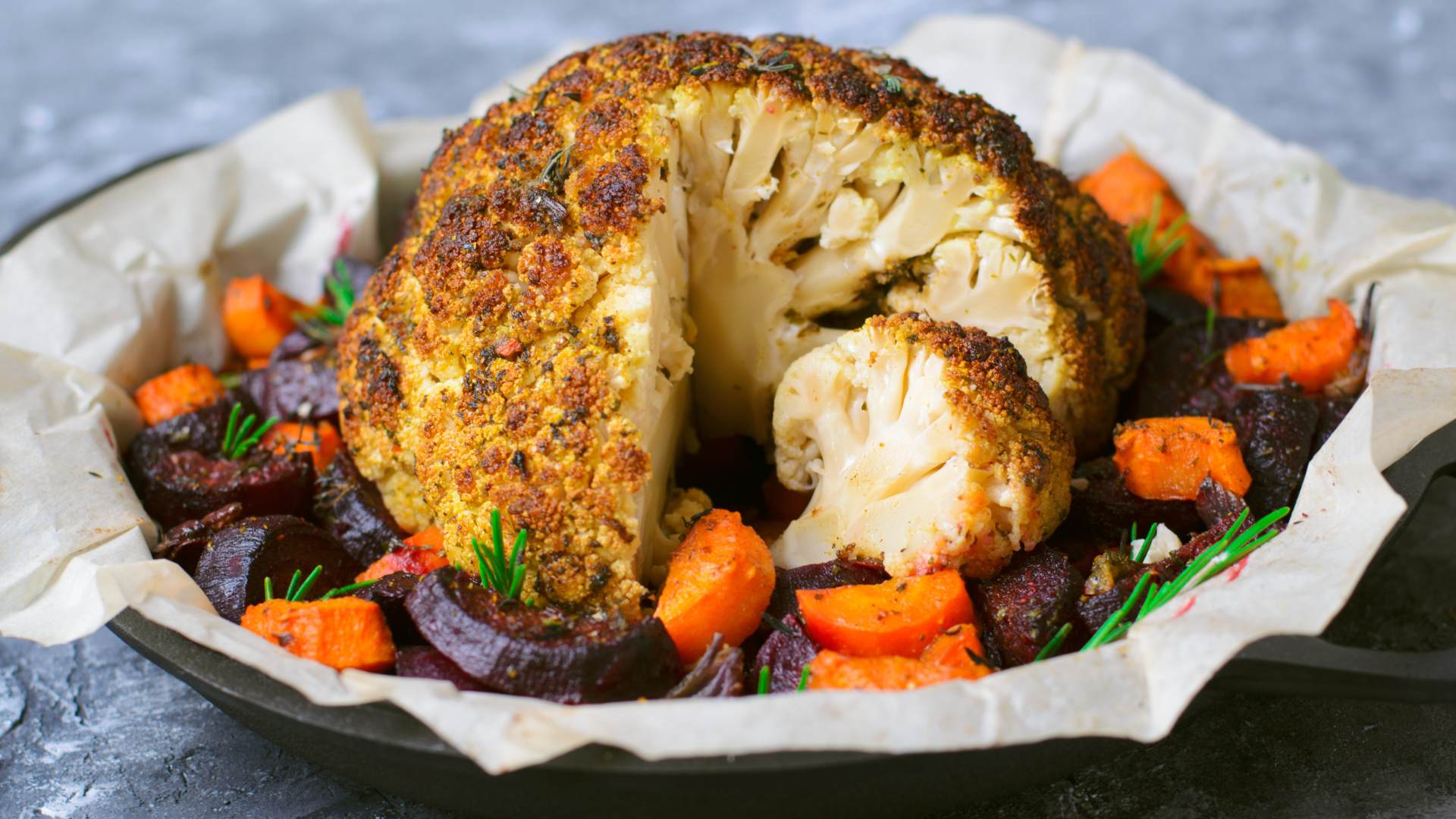 Coliflor asada con zanahoria, cebolla roja y remolacha