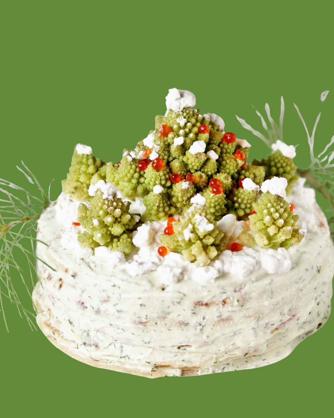 Pastel Salado con Salmón, Aguacate, Queso Suave y Romanescu