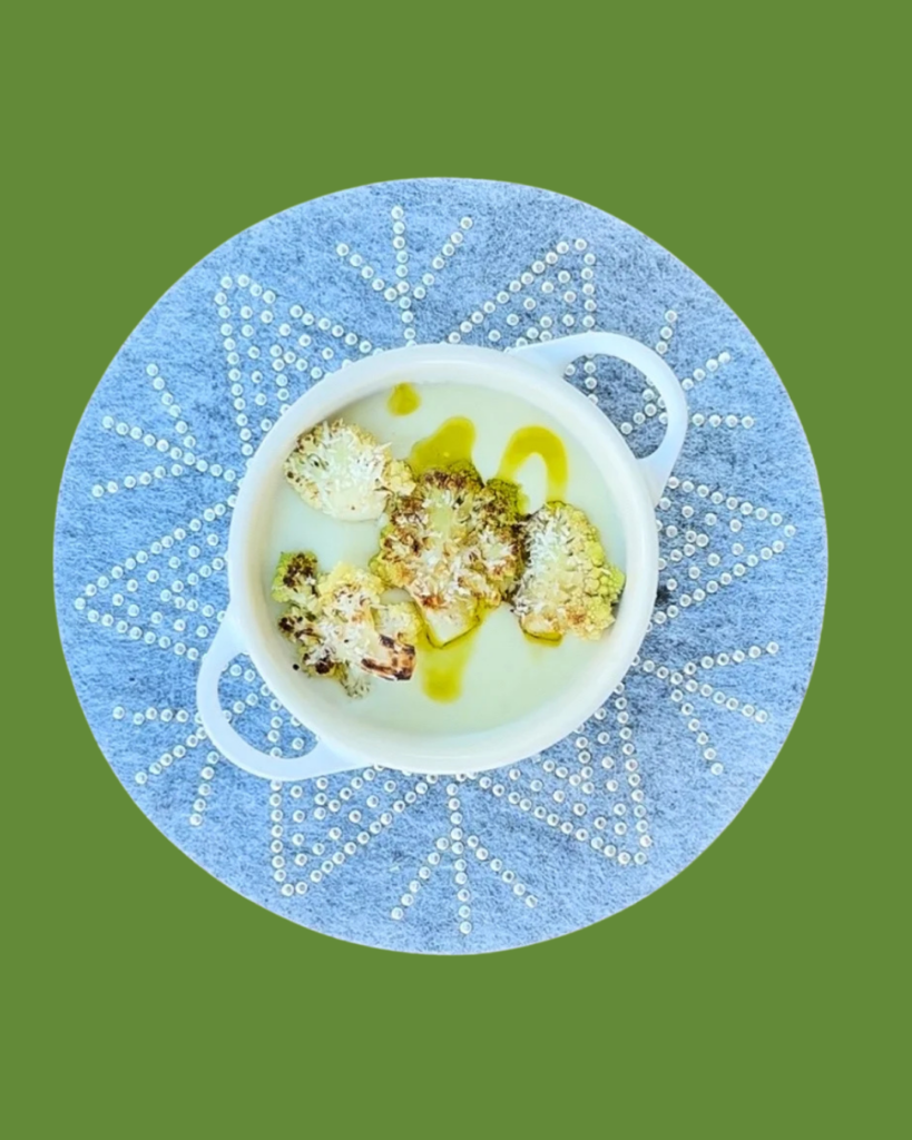 Crema de coliflor y coco con carpaccio de Romanesco