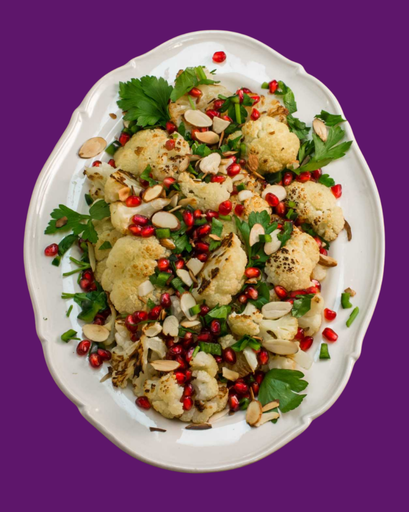 Ensalada de Coliflor Tostada, Granada, Perejil y Almendras