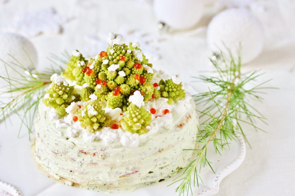 Pastel Salado con Salmón, Aguacate, Queso Suave y Romanescu