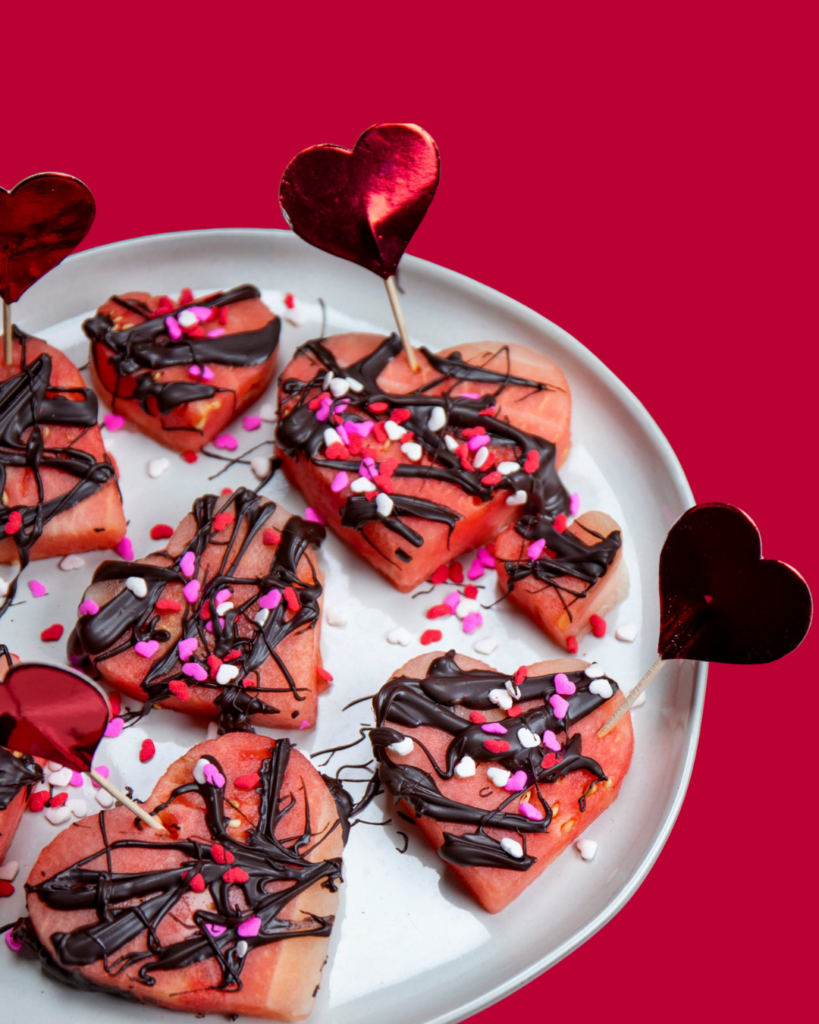 Sandía en forma de corazón con chispas de chocolate
