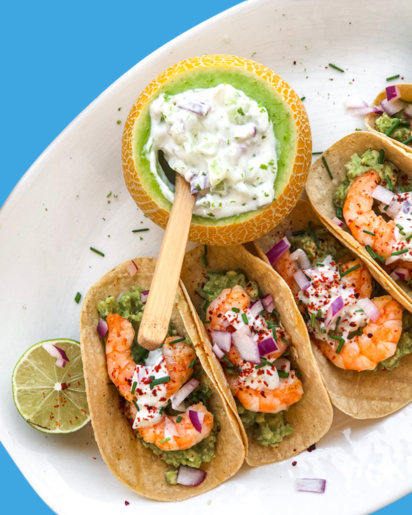 Tacos de aguacate y langostinos salteados con salsa de melón