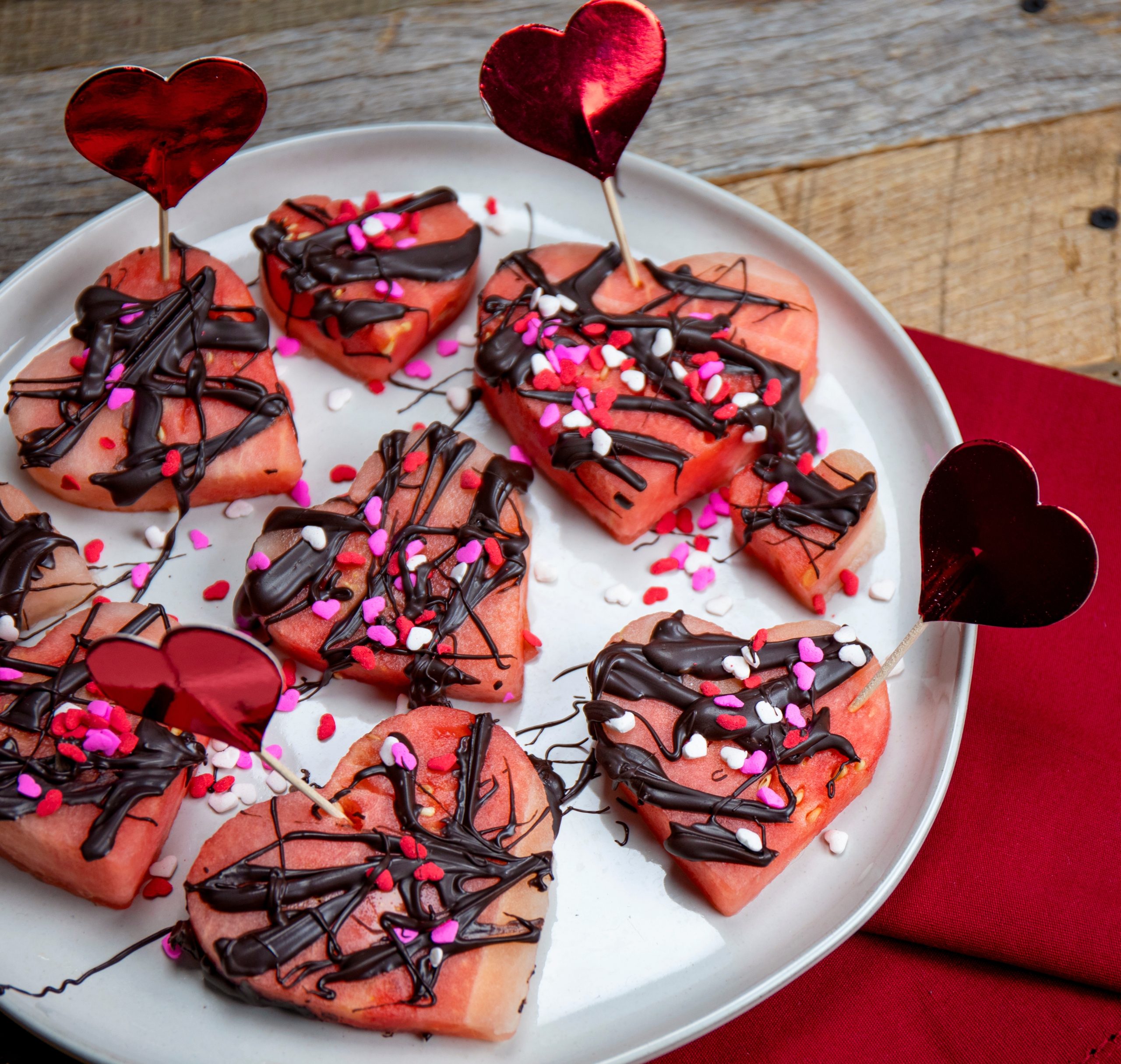 Sandía en forma de corazón con chispas de chocolate