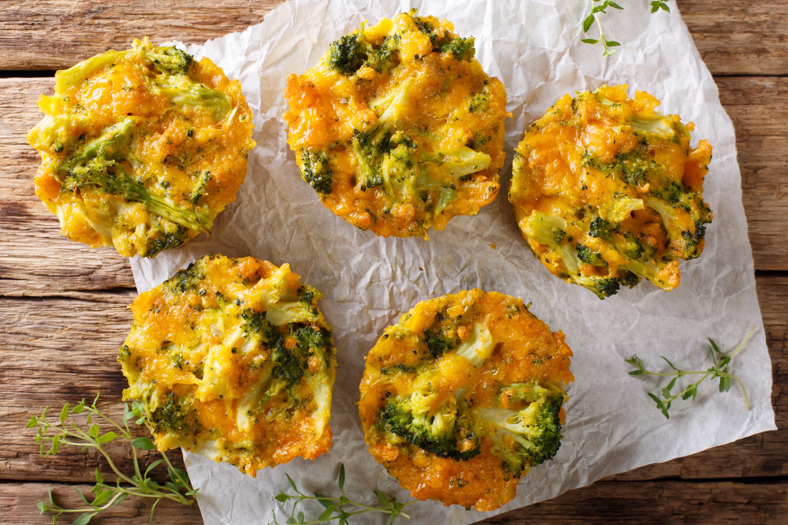 Muffins de brócoli con queso cheddar, huevo y tomillo