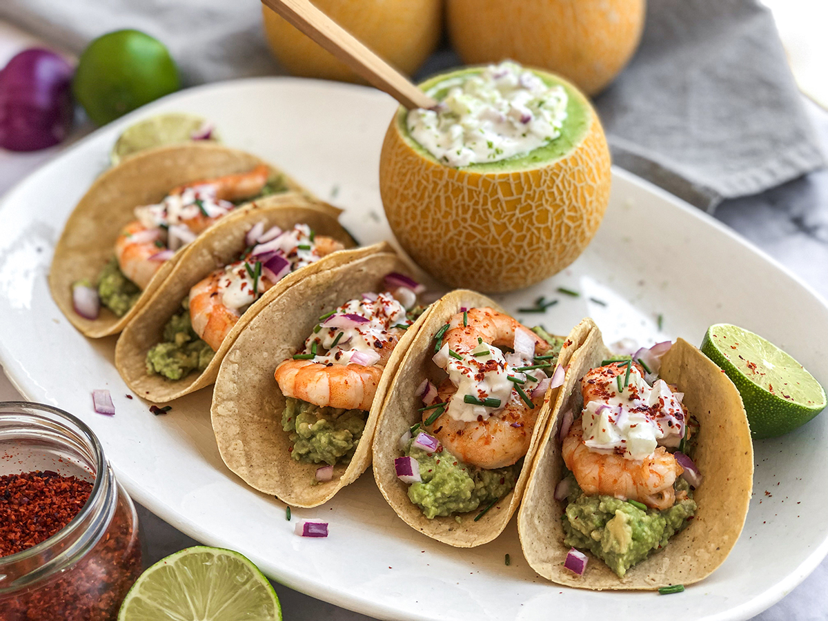 Tacos de aguacate y langostinos salteados con salsa de melón