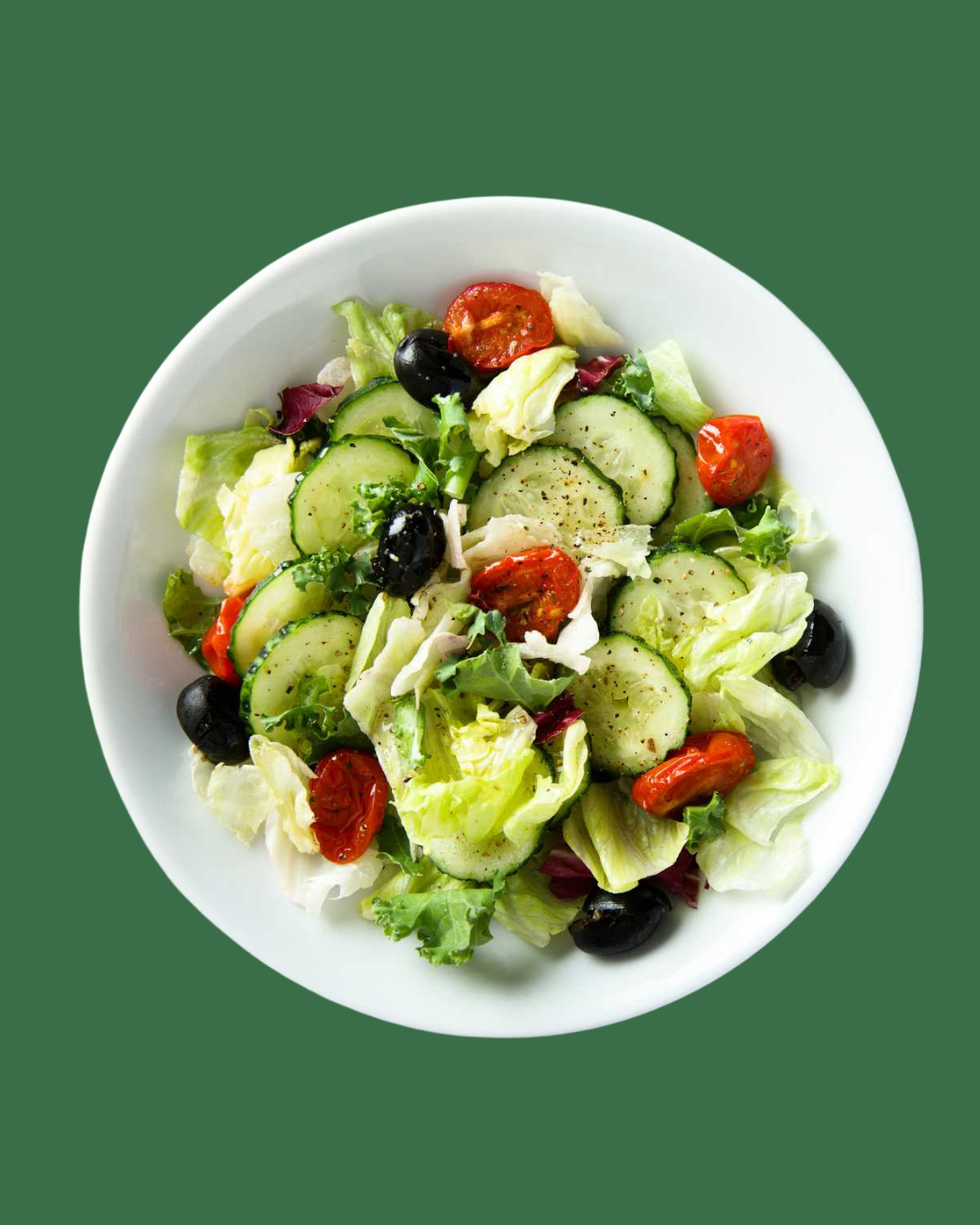 Ensalada de lechuga, pepino español, tomate seco y aceitunas negras