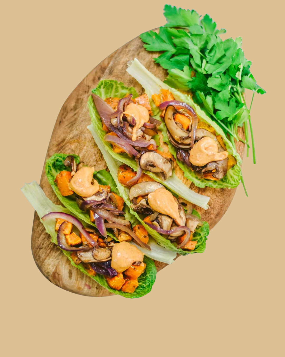 Tacos de boniato con setas y salsa de cacahuete picante