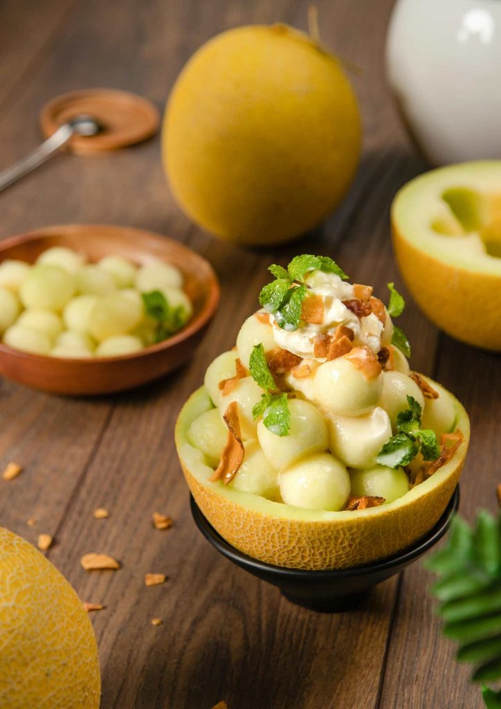 Bowl de melón Lililup con helado de coco, coco tostado y hierbabuena