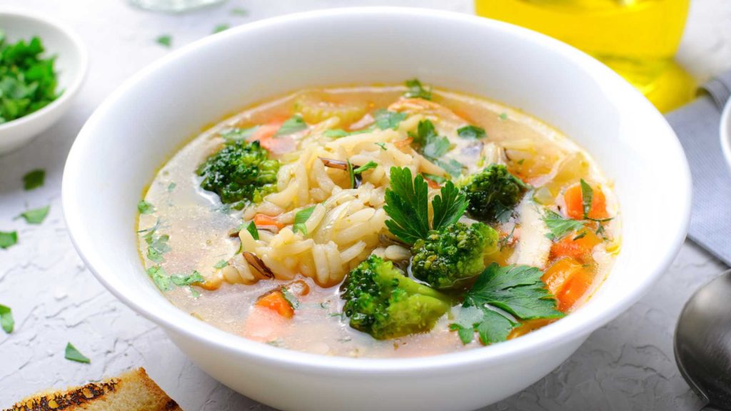 Caldo de Pollo con Arroz y Brócoli