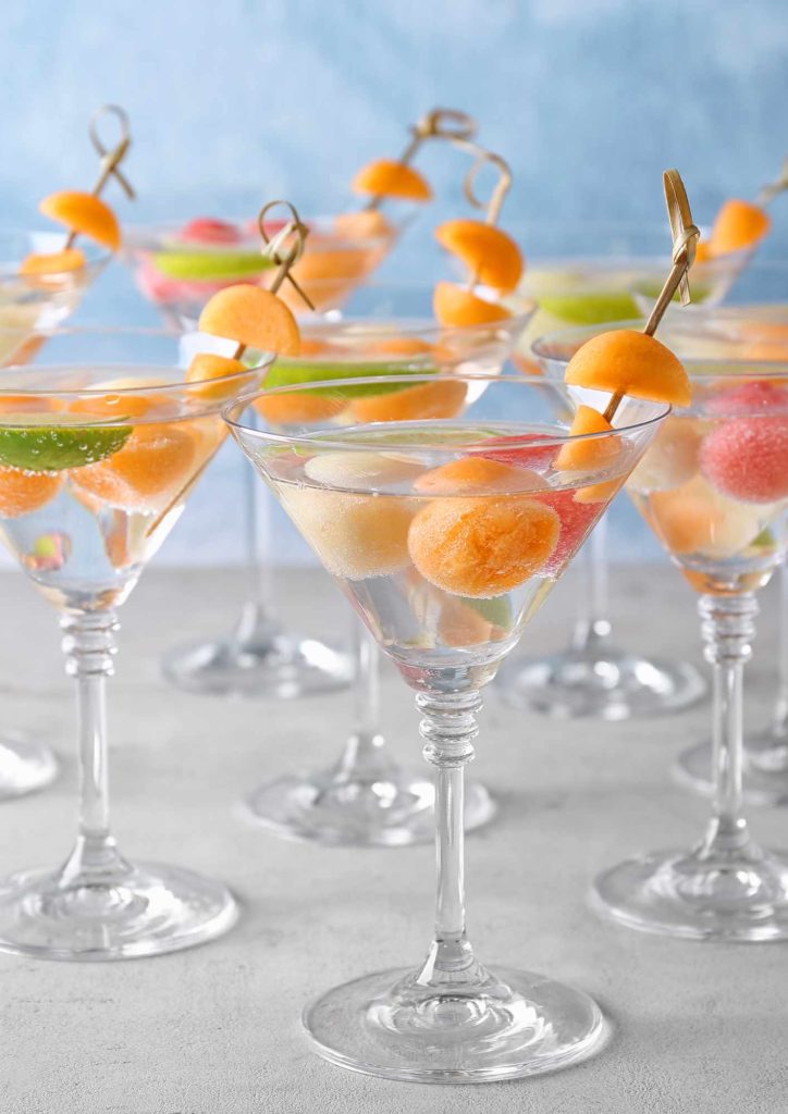 Cócteles Refrescantes con Bolitas de Melón y Sandía