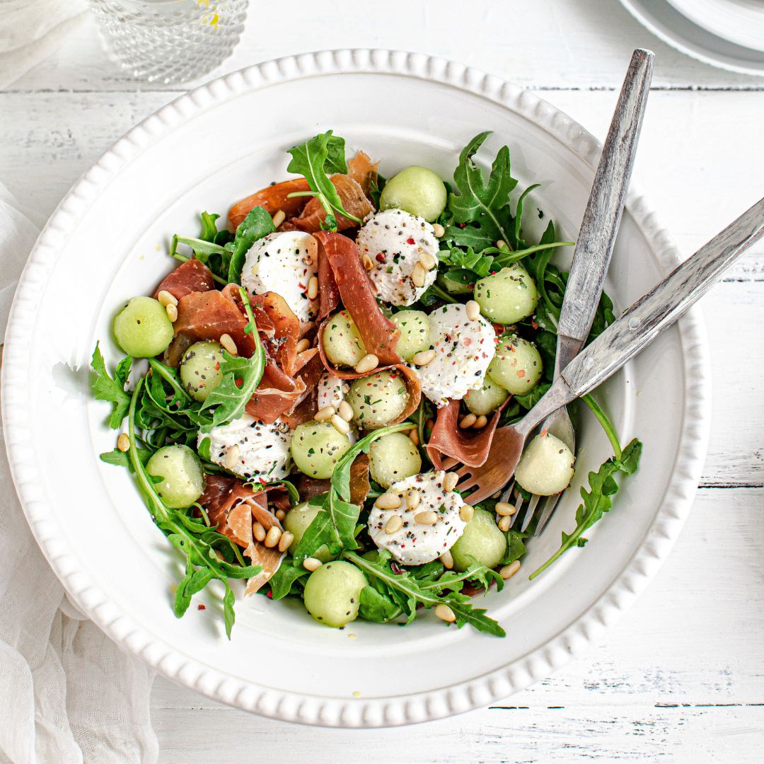 Ensalada con jamón, melón y rúcula