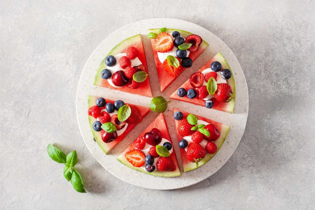 Pizza de sandía con yogur y frutas