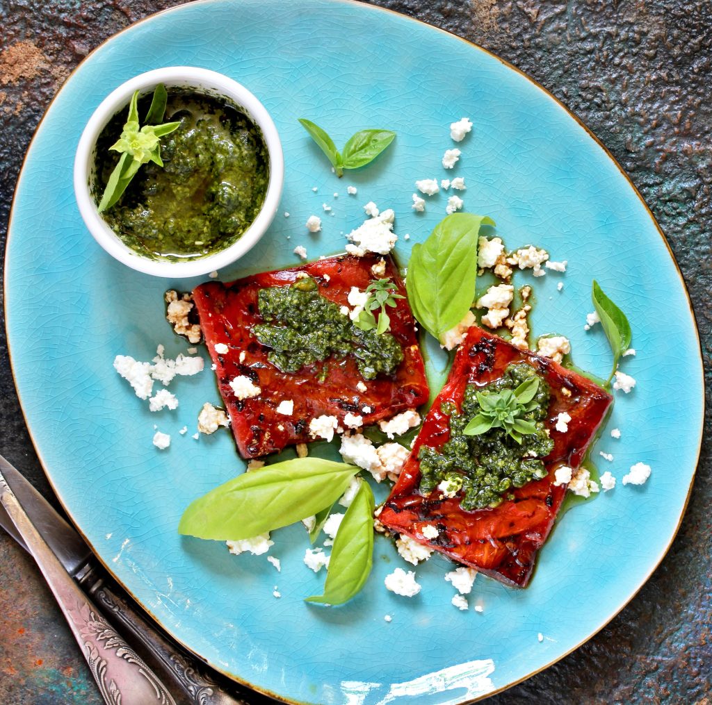 Sandía a la parrilla con queso de cabra y salsa pesto