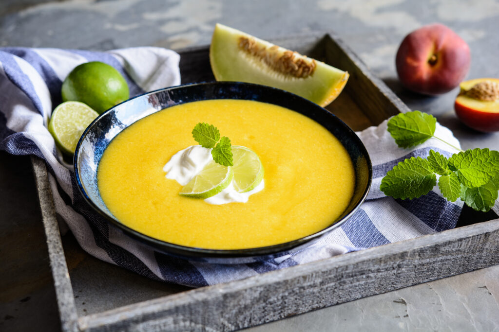 Sopa de Frutas de Verano con Melón Okashi y Melocotón