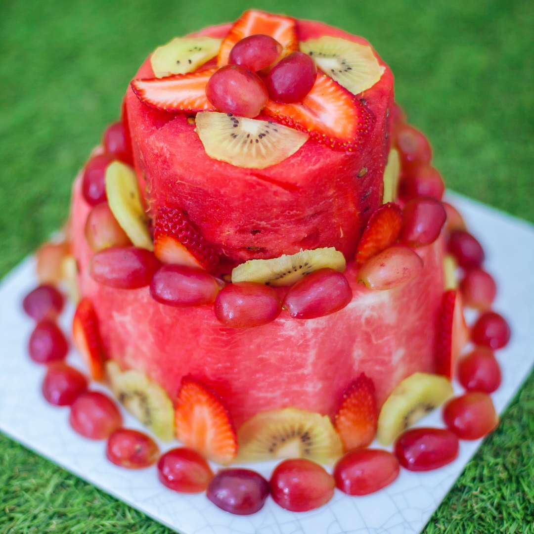 Tarta de Sandía de Dos Pisos con Kiwi, Uva y Fresa