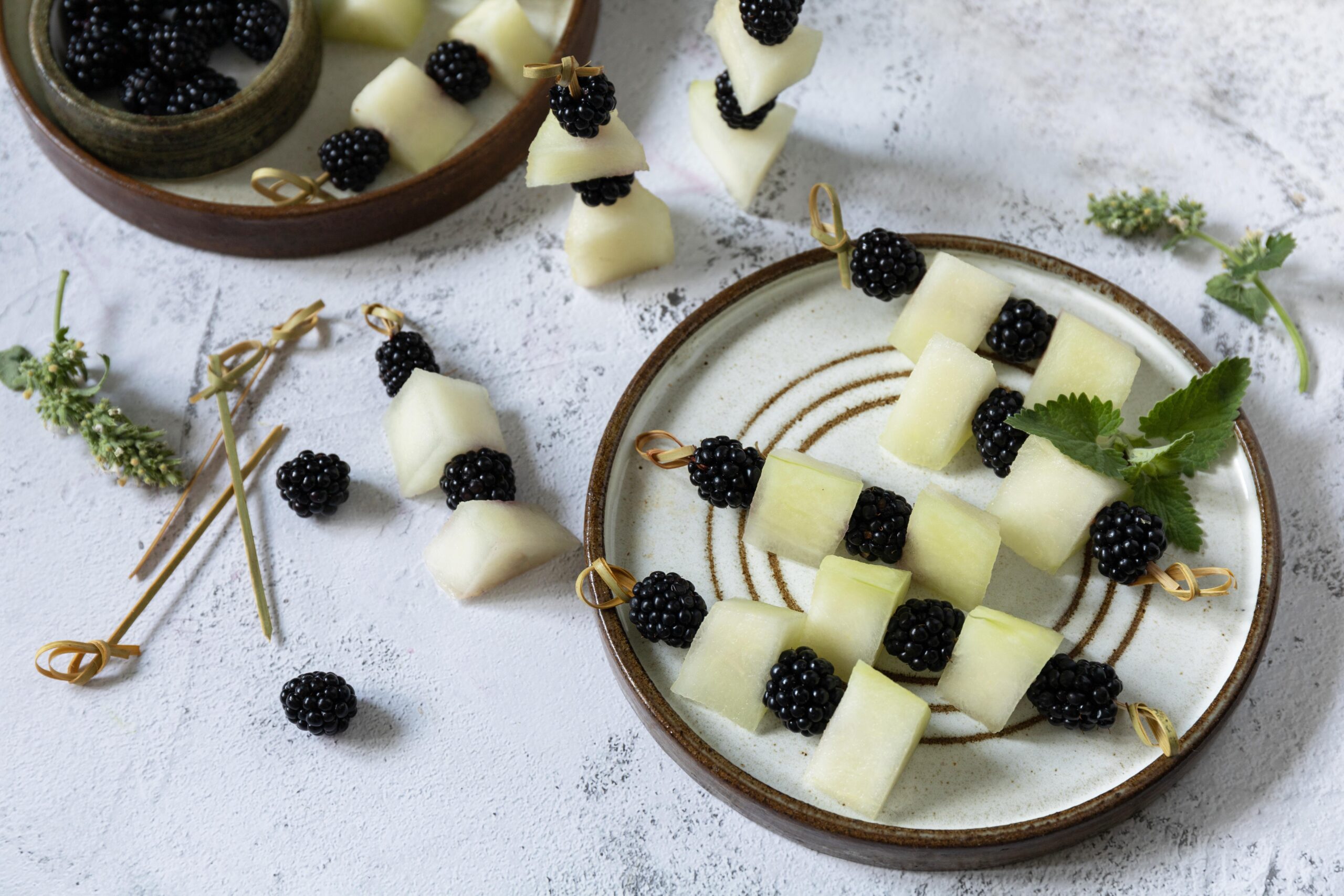 Canapés de melón Piel de Sapo y moras