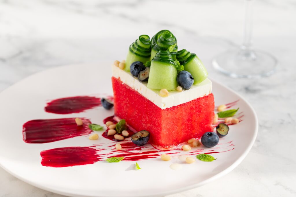 Bloque de Sandía con Feta, Pepino y Arándanos