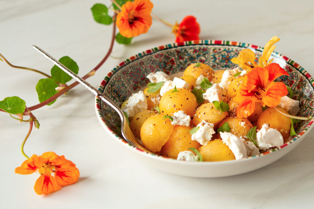 Ensalada de Sandía de Carne Naranja con Queso de Cabra, Pistacho y Hierbabuena