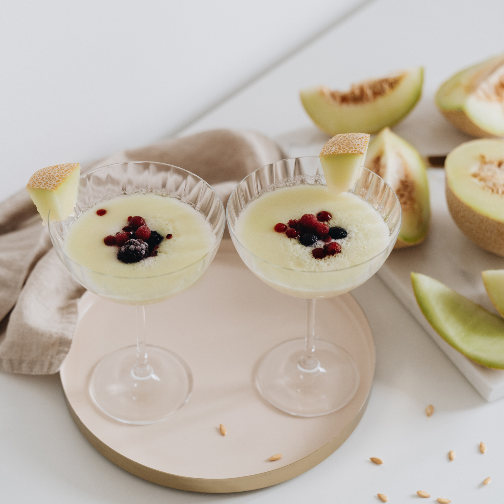 Crema fría de melón Galia con frutos rojos