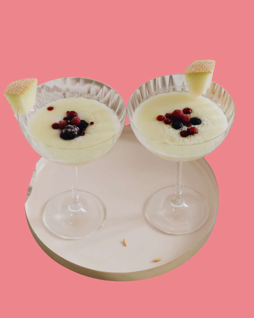 Crema fría de melón Galia con frutos rojos