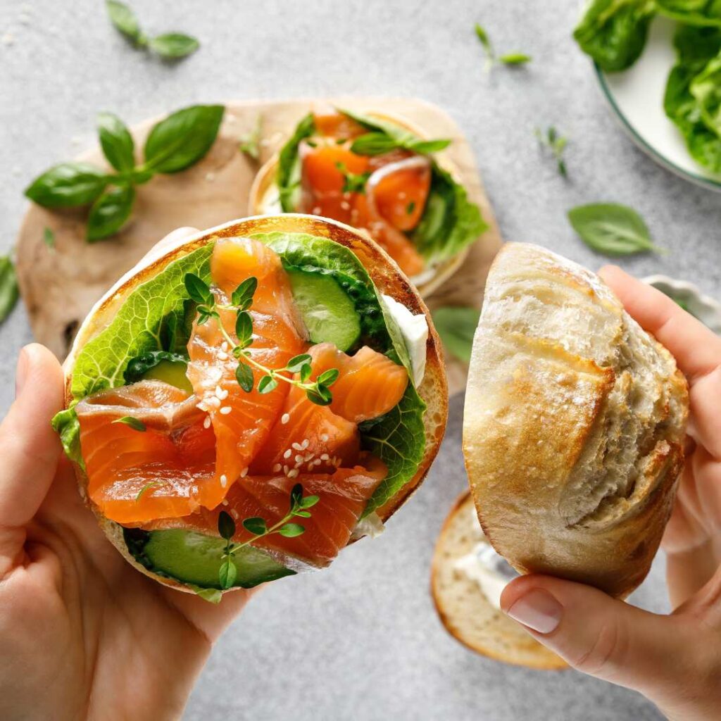 Sándwiches de salmón con queso crema, lechuga Jimbee Snack y pepino