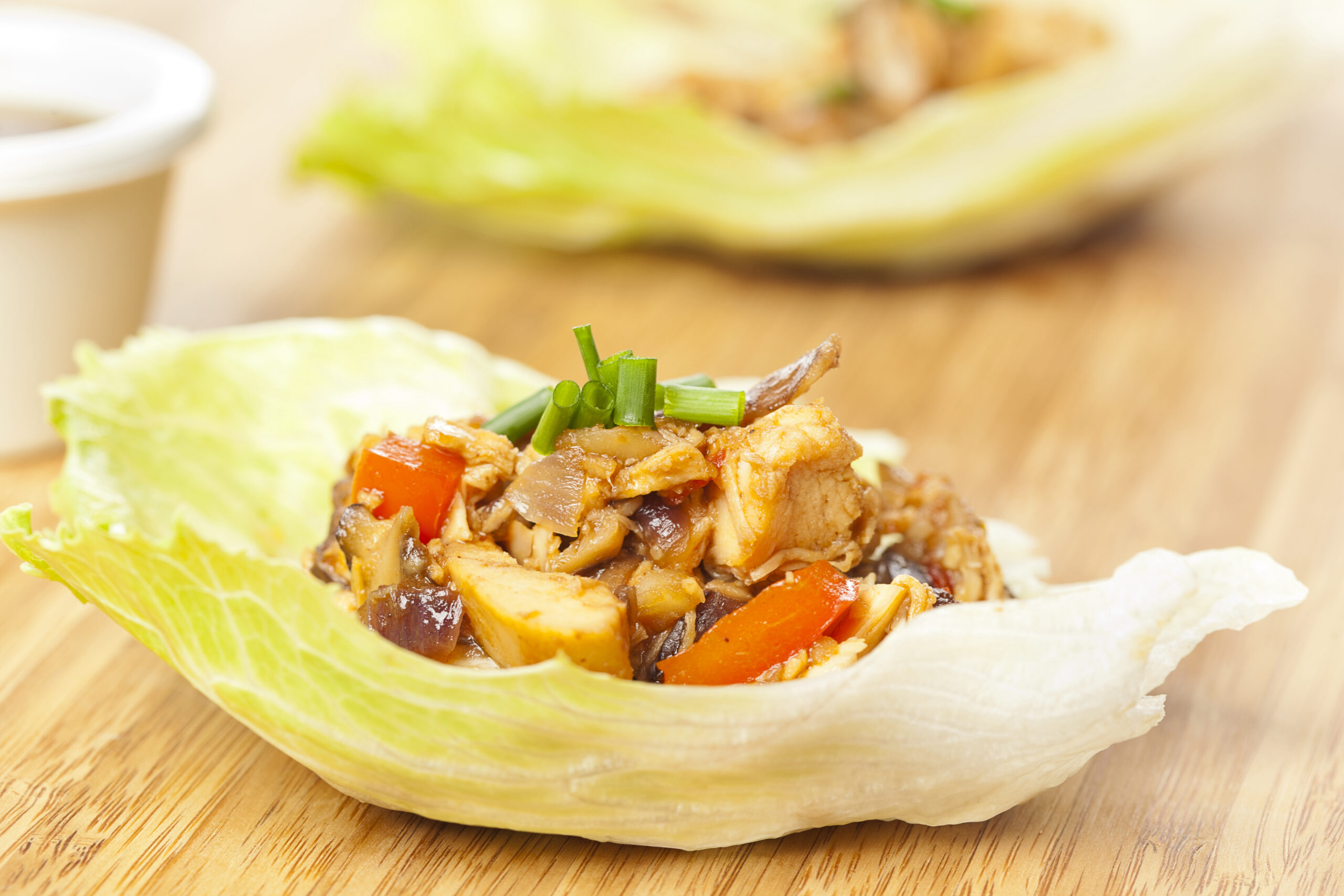 Wraps Asiáticos de Pollo con Lechuga Iceberg