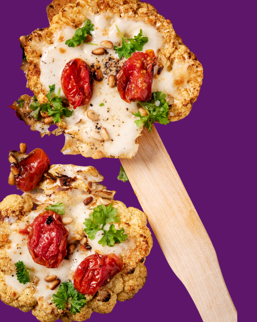 Filetes de Coliflor Asados con Salsa Cremosa y Tomatitos