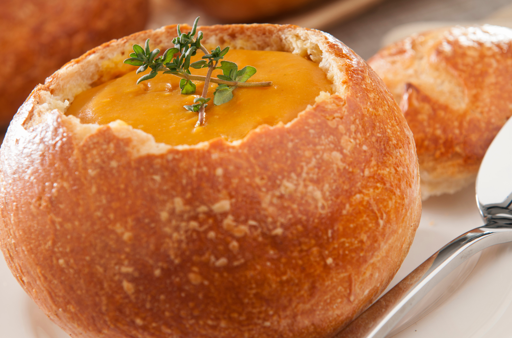 Sopa de Calabaza Cacahuete Servida en Pan