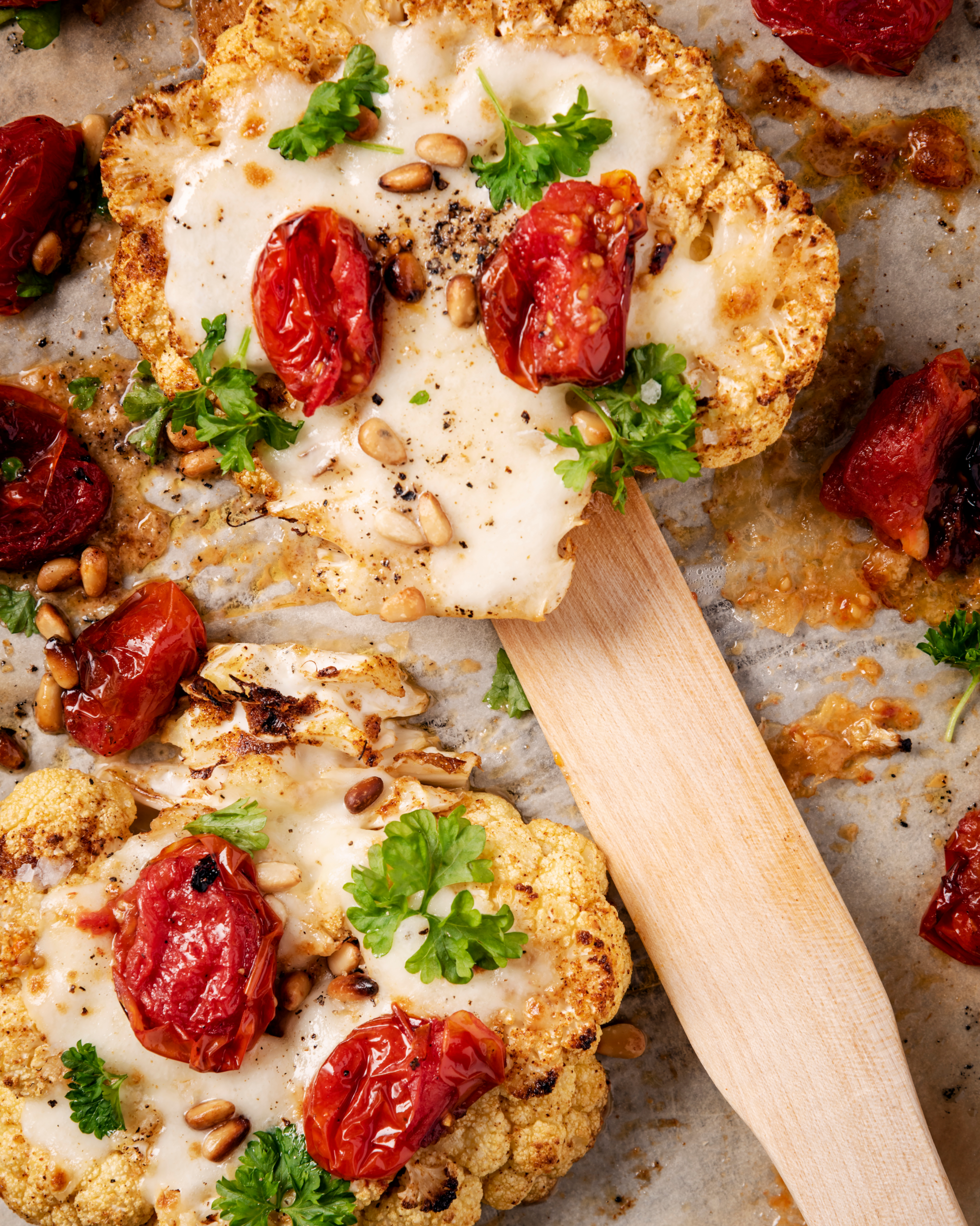 Filetes de Coliflor Asados con Salsa Cremosa y Tomatitos