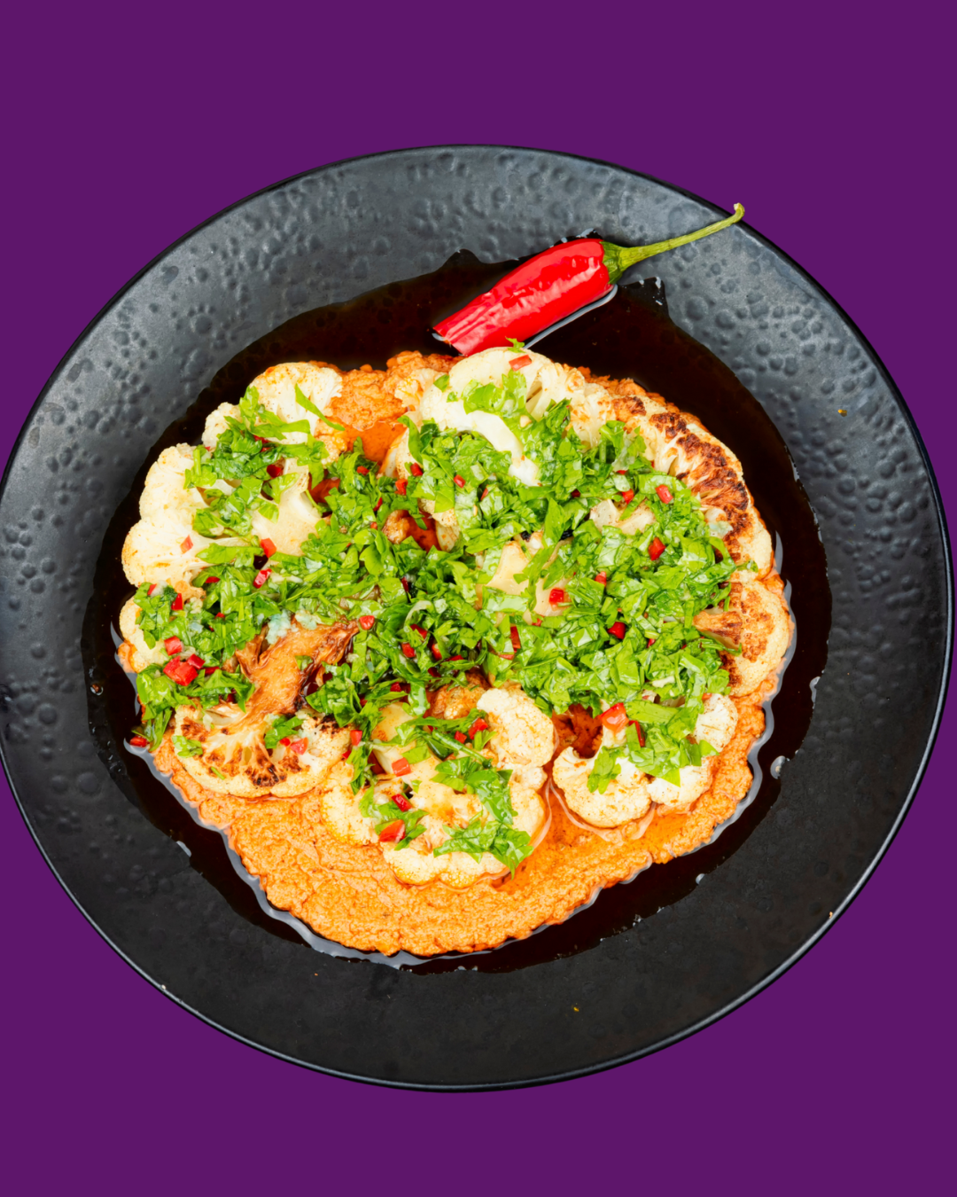 Coliflor Asada con Salsa de Pimientos