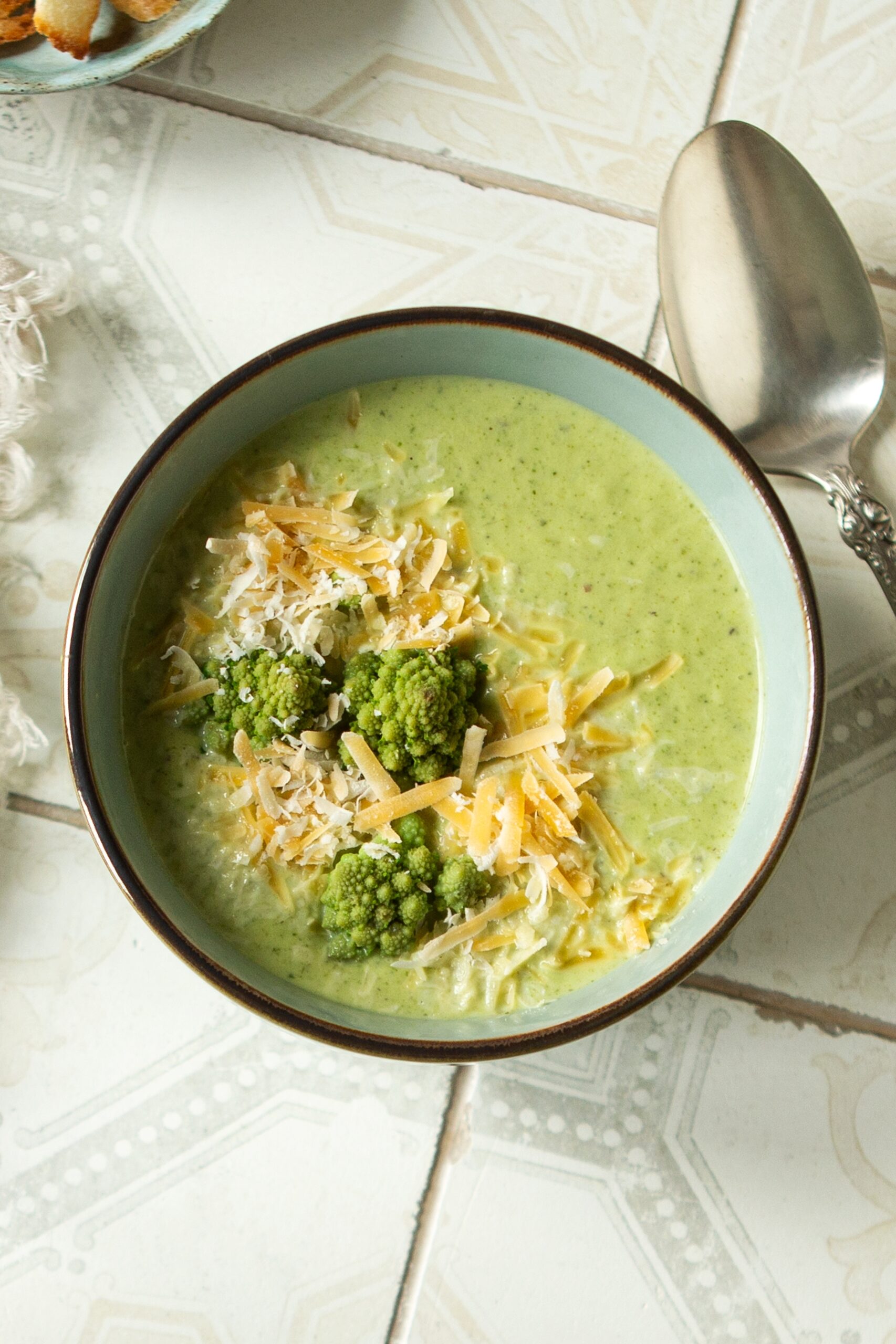 Sopa de Romanescu con Queso y Pan Tostado