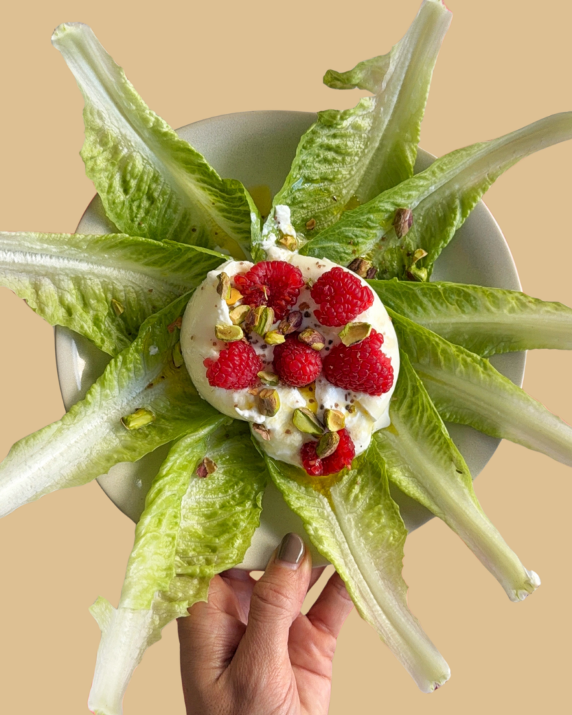 Barquillas de Lechuga con Burrata, Pistachos y Frambuesas