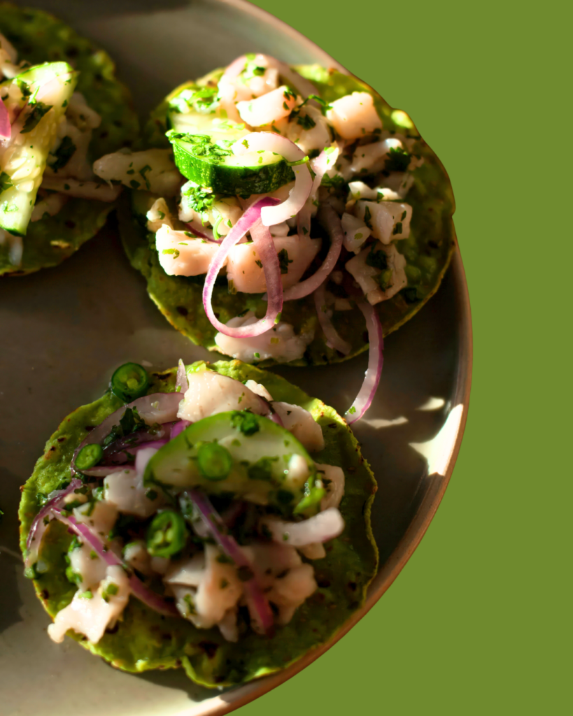 Tostaditas Verdes con Ceviche Fresco de Pescado y Pepino